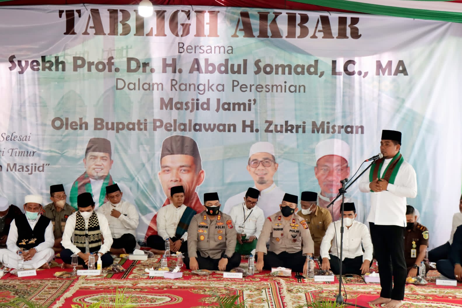 You are currently viewing Resmikan Masjid Jami’ Pangkalan Kerinci, Bupati H.Zukri Berikan Uang Tunai 100 Juta