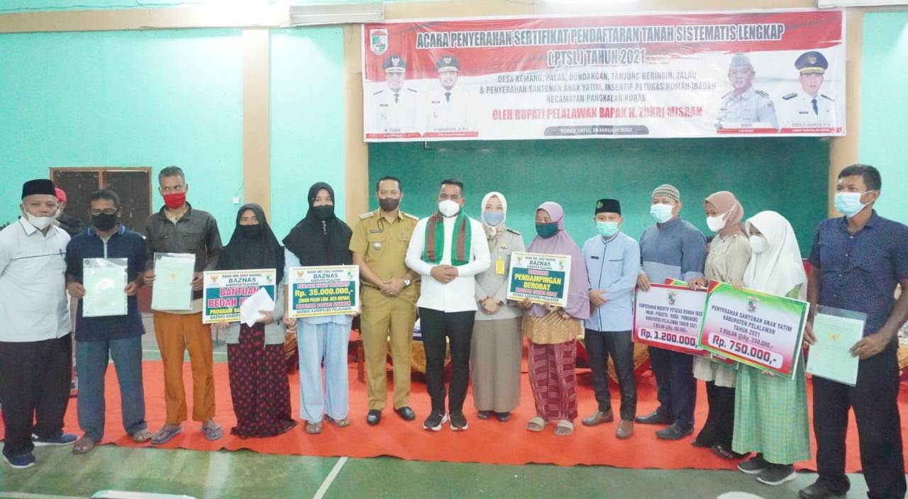 You are currently viewing Bupati Pelalawan Serahkan Sertipikat PTSL Kepada Masyarakat Kec. Pangkalan Kuras