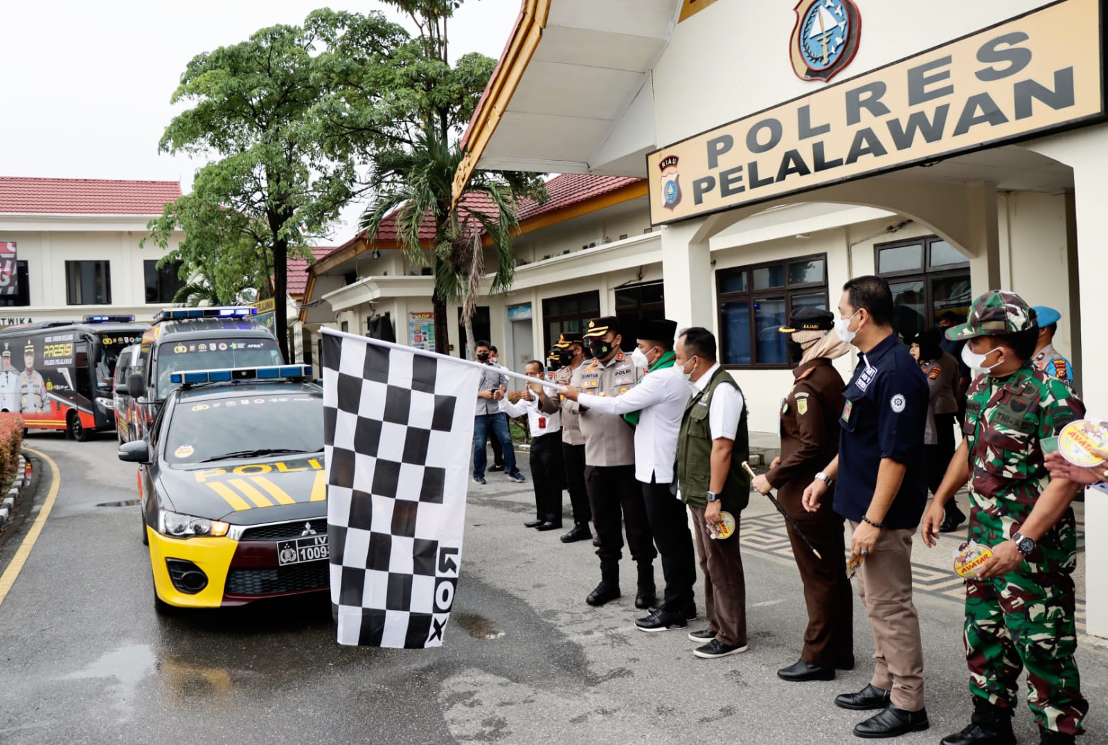 You are currently viewing Bupati Pelalawan Bertindak Sebagai Pembina Apel  Pada Launching Mobil Vaksin Keliling Presisi Program AVATAR