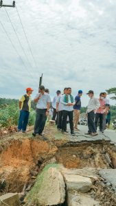 Read more about the article Bupati Pelalawan Tinjau Jembatan Amblas Penghubung Desa Trimulya Jaya dan Desa Bukit Jaya Kecamatan Ukui