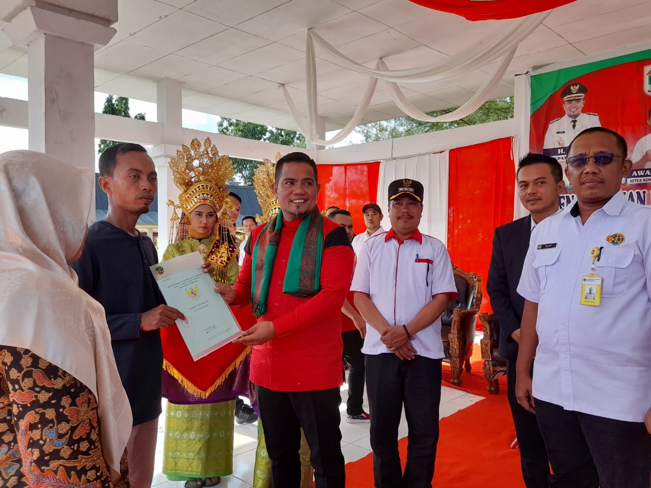You are currently viewing Bupati Pelalawan H. Zukri Serahkan Secara Simbolis Sertipikat PTSL di Kecamatan Bunut