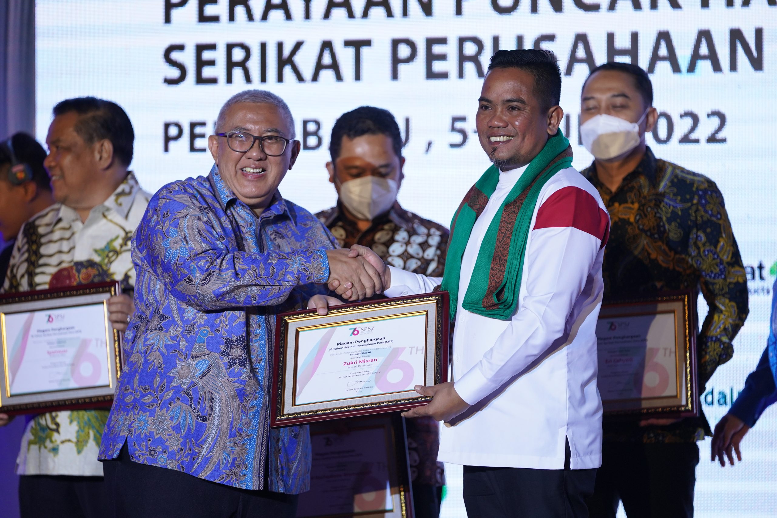 You are currently viewing Bupati Pelalawan H. Zukri Sebagai Pemimpin Terpopuler