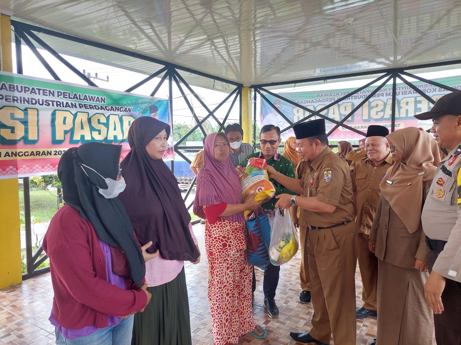 You are currently viewing Tekan Laju Inflasi, Pemkab Pelalawan Laksanakan Operasi Pasar