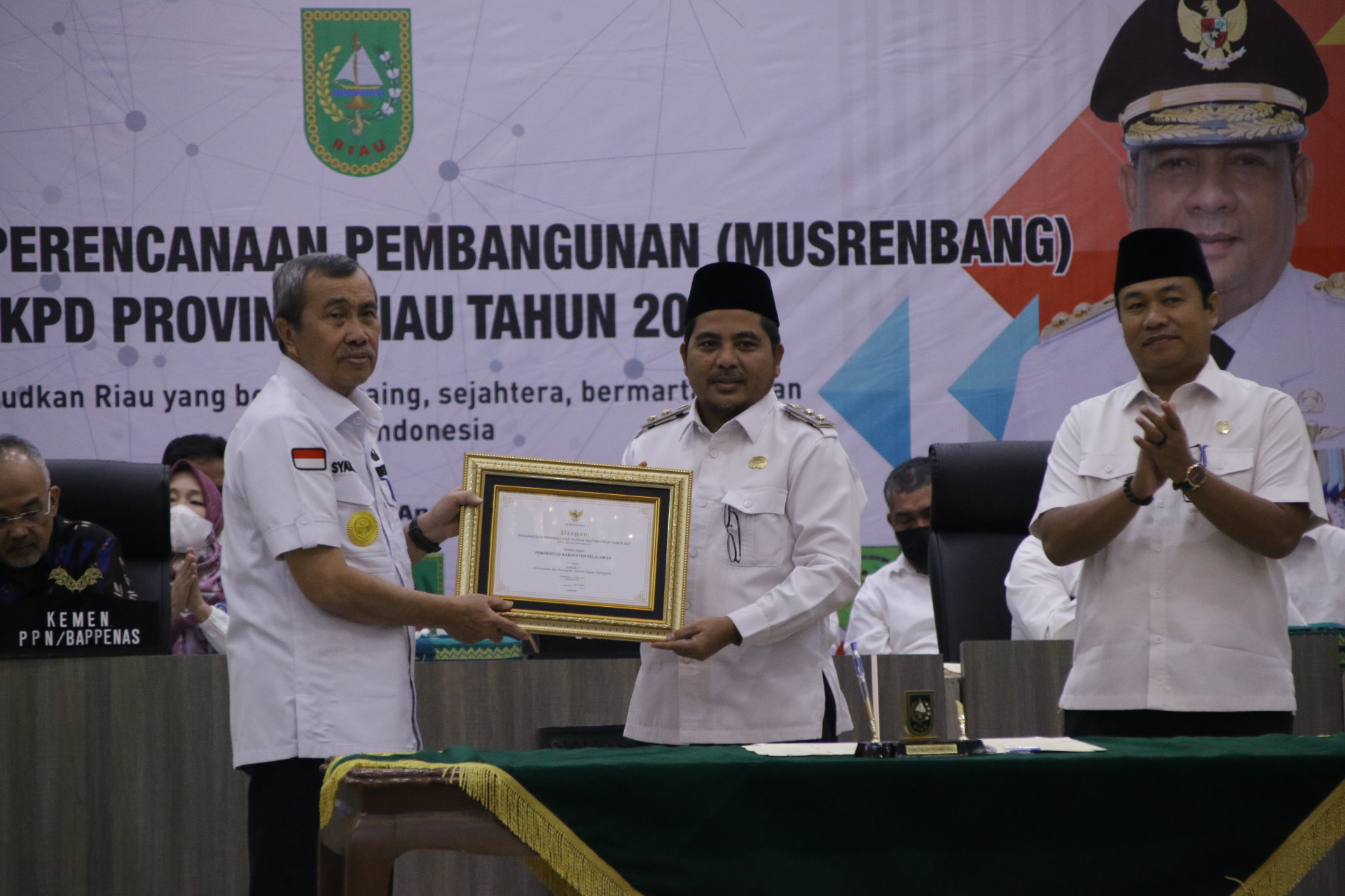 You are currently viewing Pemerintah Kabupaten Pelalawan Raih Penghargaan Pembangunan Daerah Terbaik II