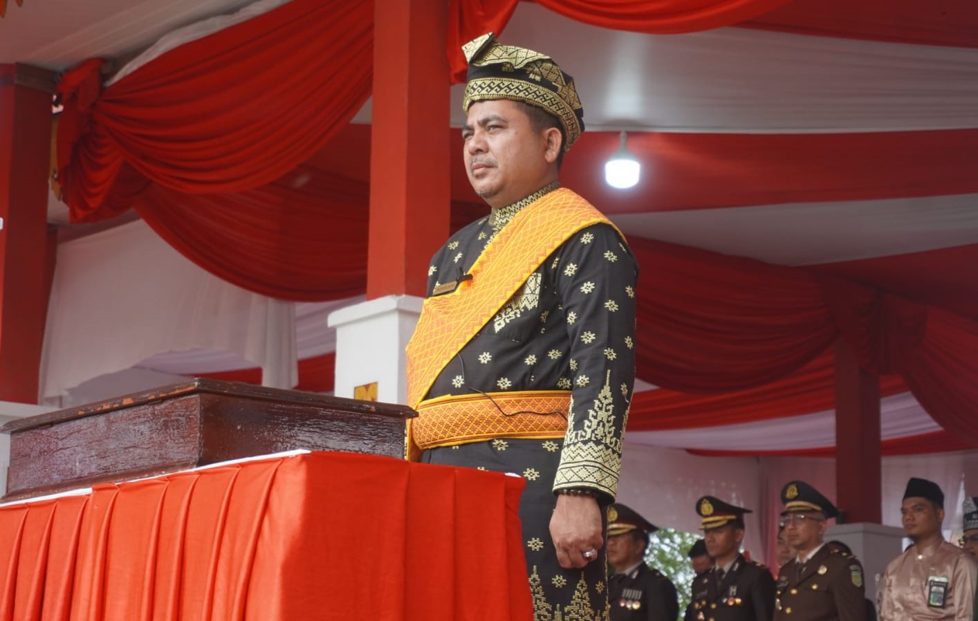 You are currently viewing Wakil Bupati Pelalawan Pimpin Upacara Penurunan Bendera Merah Putih