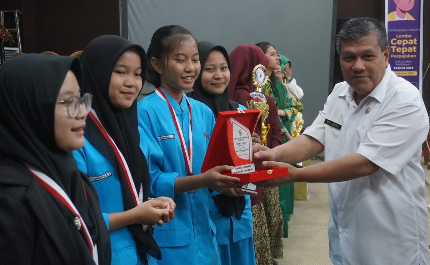 You are currently viewing Staf Ahli Bupati Serahkan Hadiah Lomba Cepat Tepat Perpajakan Tahun 2023 Tingkat Kabupaten Pelalawan
