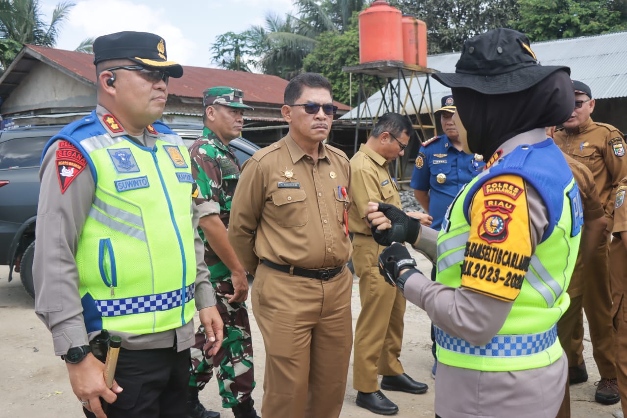 You are currently viewing Pasca Banjir Jalintim, Pemkab Pelalawan Segera Timbun Jalan