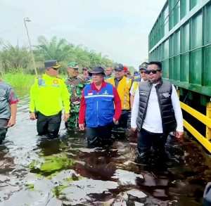 Read more about the article Gubri Edy Didampingi Bupati Zukri Tinjau Lokasi Banjir