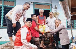 Read more about the article Masih Tingginya Curah Hujan, Bupati Zukri Kembali Serahkan Bantuan  