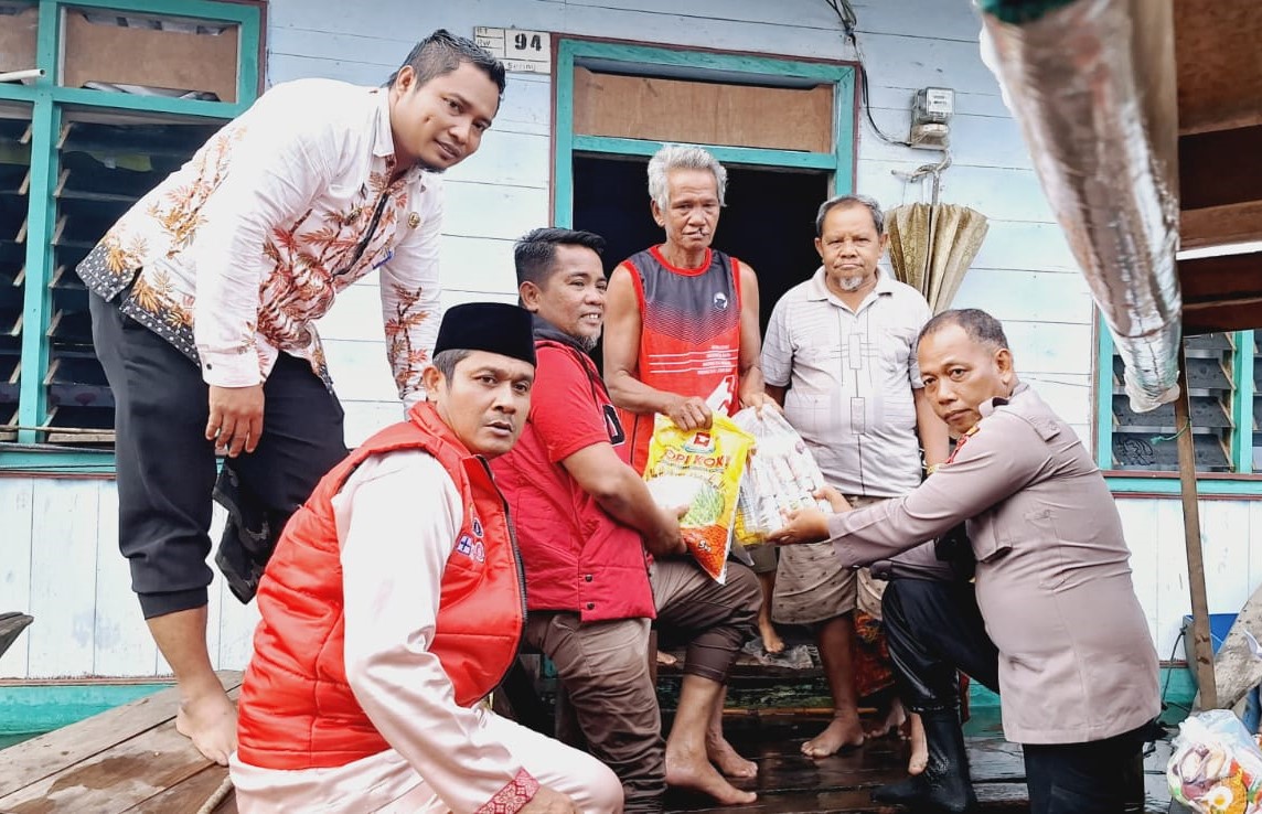 You are currently viewing Masih Tingginya Curah Hujan, Bupati Zukri Kembali Serahkan Bantuan  