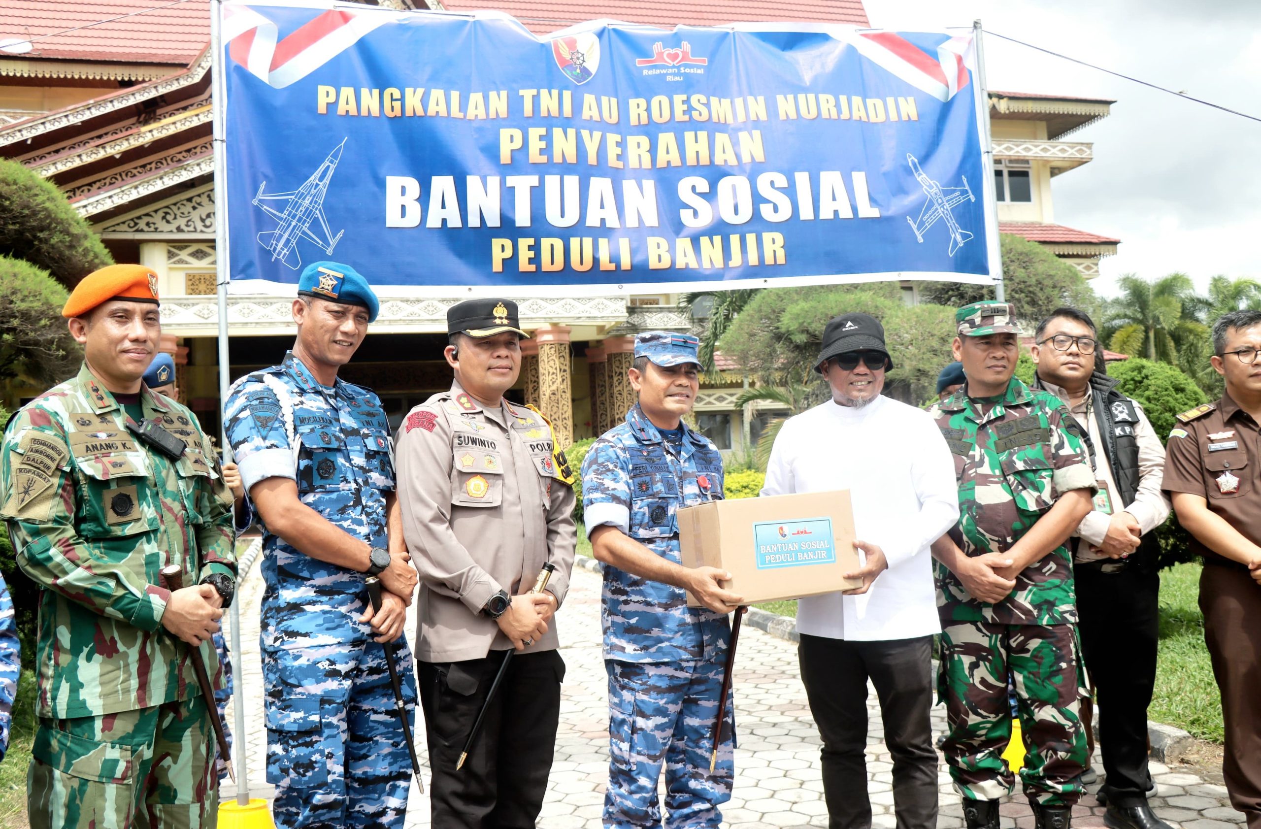 You are currently viewing Danlanud Roesmin Nurjadin Pekanbaru Serahkan Bantuan Sembako Kepada Pemkab Pelalawan