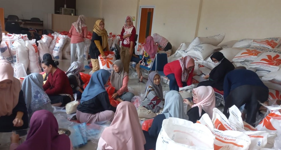 You are currently viewing Banjir Belum Surut, Bantuan Beras 15 Ton Masuk Ke Pelalawan