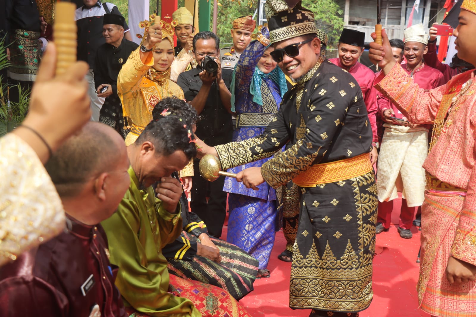You are currently viewing Menyambut Bulan Suci Ramadhan 1445 H Tahun 2024, Bupati Pelalawan Ikuti Prosesi Balimau Kasai Potang Mogang di Langgam