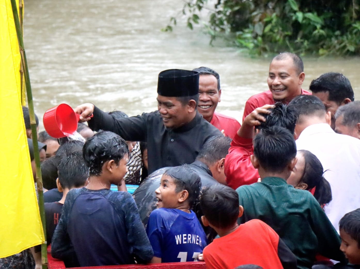 You are currently viewing Hadir di Mandi Balimau Basamo, Bupati Zukri : Jangan Terlantarkan Anak Yatim