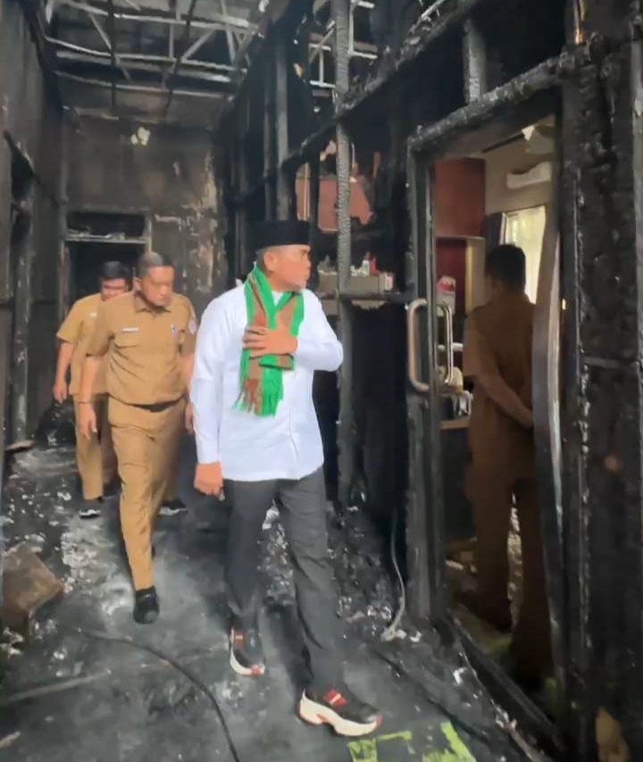 You are currently viewing Tinjau Kantor DLH Pasca Kebakaran, Bupati Zukri Minta Seluruh ASN DLH Untuk Tetap Semangat Dalam Beraktivitas