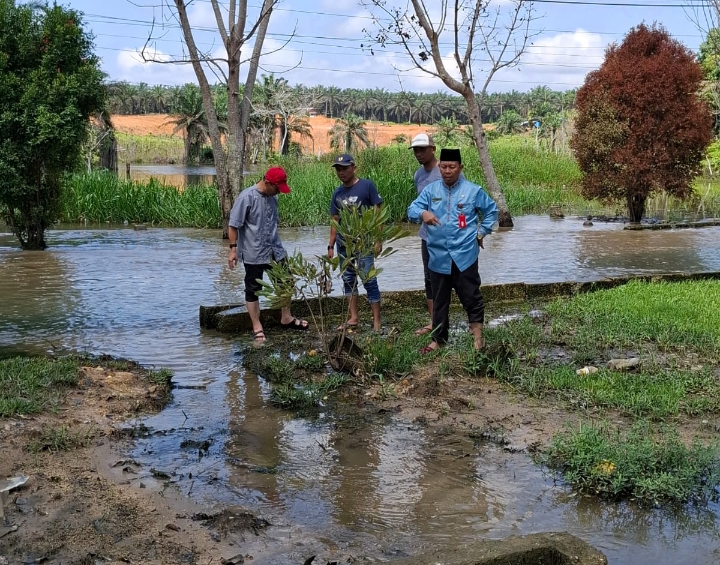 You are currently viewing Atasi Banjir di Km 55, Pemkab Akan Membuat Parit Selebar 1 Meter