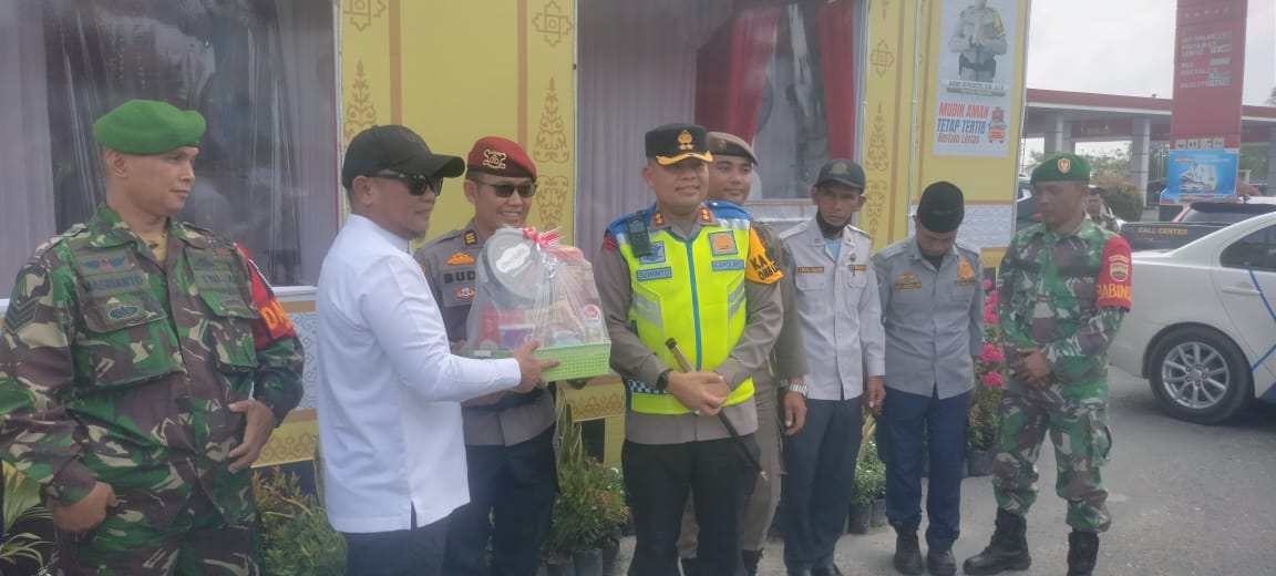 You are currently viewing Bupati Zukri Tinjau Posko Penjagaan Arus Mudik Lebaran 2024