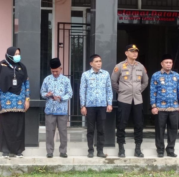 Camat Langgam Pimpin Upacara Hari Kesadaran Nasional Tingkat Kecamatan Langgam