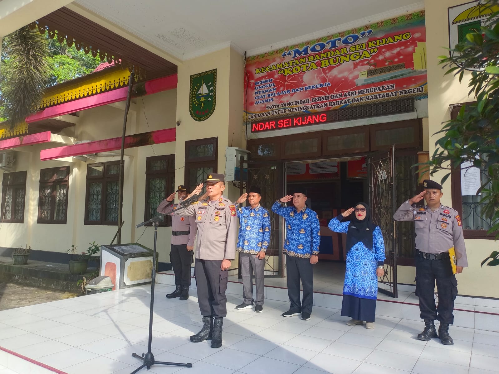 You are currently viewing Kapolsek Bandar Sei Kijang Pimpin Upacara Hari Kesadaran Nasional Tingkat Kecamatan Bandar Sei Kijang