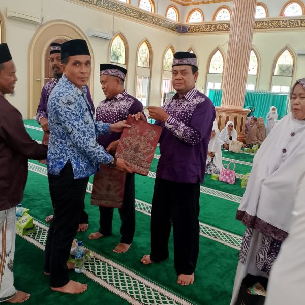 Sekretaris Camat Langgam Hadiri Pelepasan Jamaah Haji Kecamatan Langgam Tahun 2024