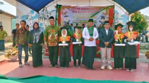 Read more about the article Hadir di Kegiatan Wisuda Santri TPQ dan MDTA, Bupati Zukri sebut agar Camat dan Kades melaksanakan Magrib Mengaji diwilayah masing-masing