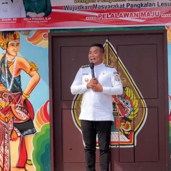 Buka Kegiatan Gerakan Intervensi Serentak Pencegahan Stunting Dan Pelayanan Kesehatan Bergerak Di Desa Sari Mulya, Bupati Pelalawan Boyong Dokter Spesialis Penyakit Dalam Untuk Layani Masyarakat