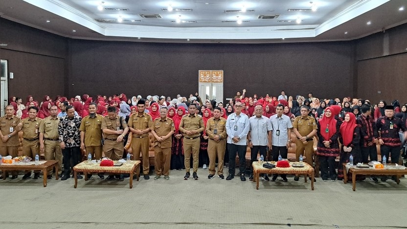 Read more about the article Buka Pertemuan Bidan Desa Se-Kabupaten Pelalawan, Bupati Zukri minta Bidan Desa untuk fokus pada penanganan stunting