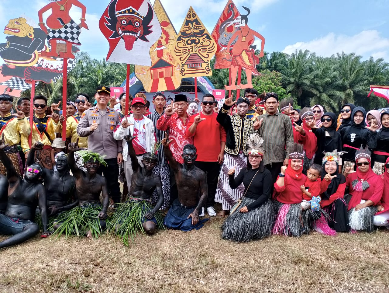 You are currently viewing Bupati Pelalawan Hadiri Karnaval Budaya Nusantara Dalam Rangka HUT RI Ke-79 Di Desa Pematang Tinggi