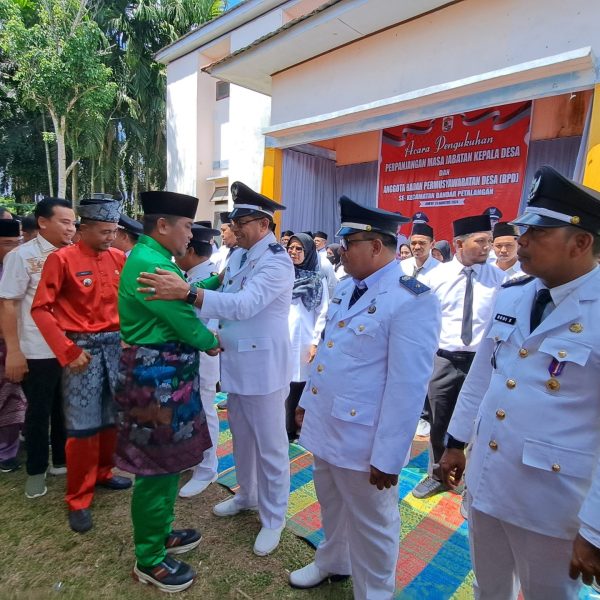 Kukuhkan Perpanjangan Jabatan Kades Dan BPD Se-Kecamatan Bandar Petalangan, Bupati Berpesan Untuk Menolong Orang Miskin Dan Anak Yatim