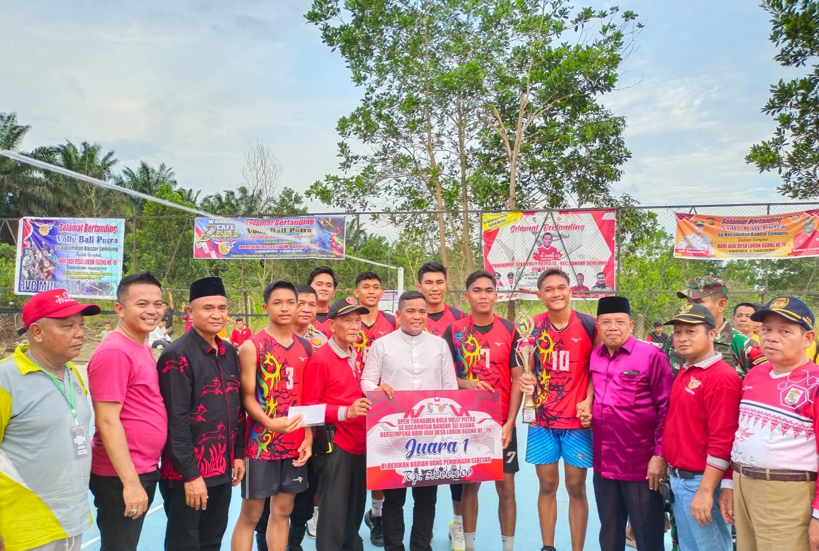 Read more about the article Bupati Pelalawan H. Zukri, SE Tutup Turnamen Bola Volly Putra Se-Kecamatan Bandar Sei Kijang