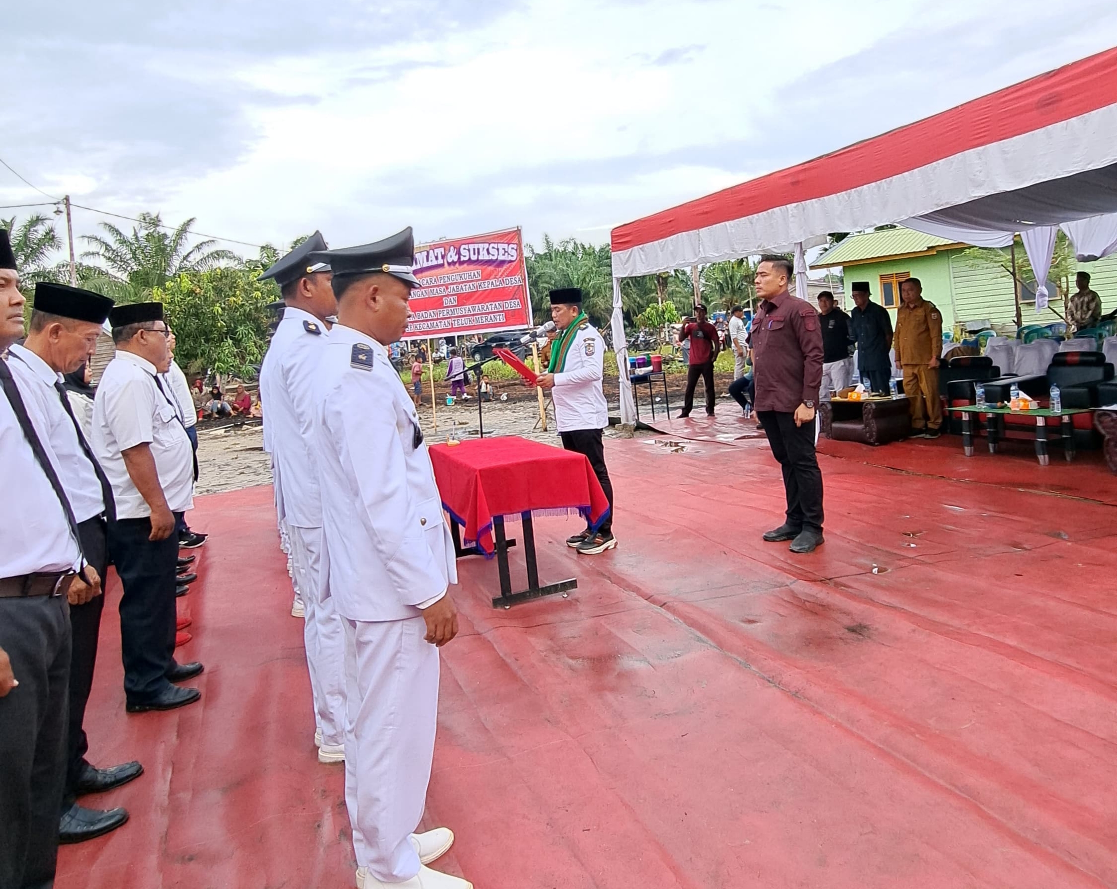 You are currently viewing Kukuhkan Perpajangan Masa Jabatan Kades Dan BPD Se-Kecamatan Teluk Meranti, Bupati Zukri sebut Pemimpin Harus Bisa Memperhatikan Kesejahteraan Hidup Masyarakat