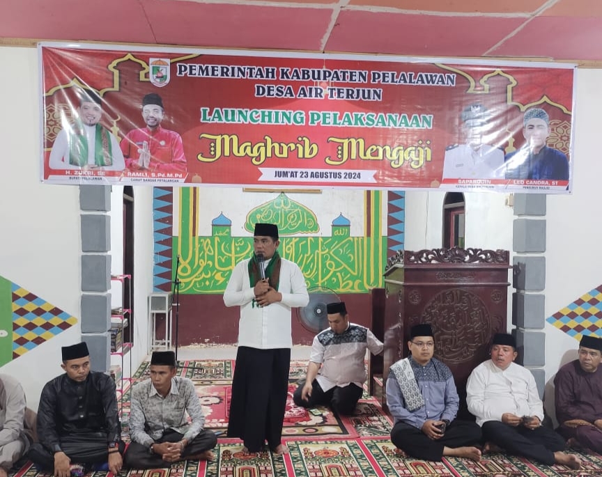 You are currently viewing Bupati Pelalawan Hadiri Kegiatan Magrib Mengaji Di Bandar Petalangan