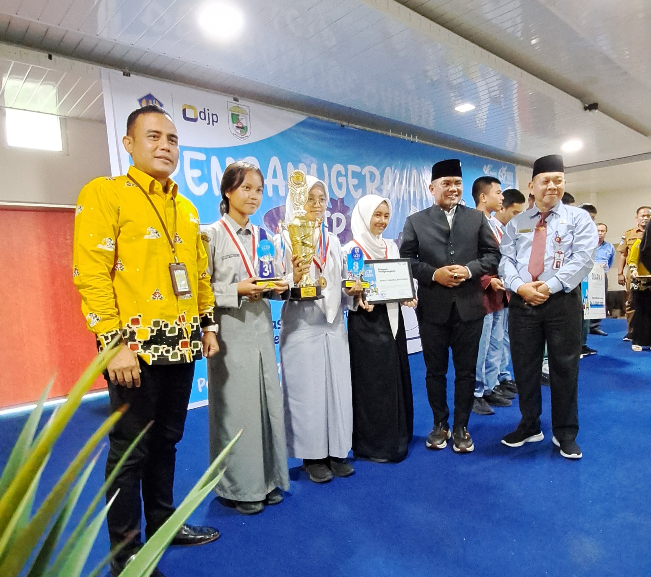 You are currently viewing Bupati Zukri Hadiri Acara Pemberian Penghargaan Pemenang LCTP Kabupaten Pelalawan Tahun 2024