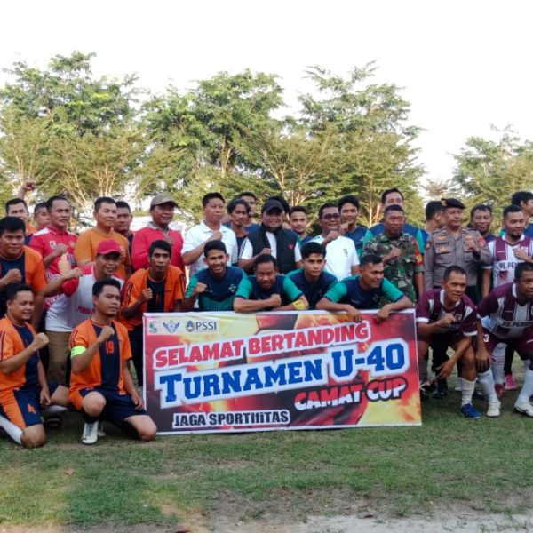 Bupati Zukri Resmi Membuka Turnamen Sepak Bola U40 Camat Cup