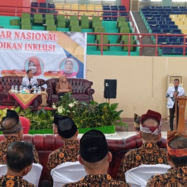 Hadiri Seminar Nasional Pendidikan Inklusi, Bupati Zukri : Guru Adalah Orang Mulia Yang Pahalanya Terus Mengalir