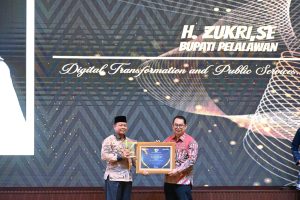 Read more about the article Bupati Pelalawan Terima Penghargaan Tribun Award 2024