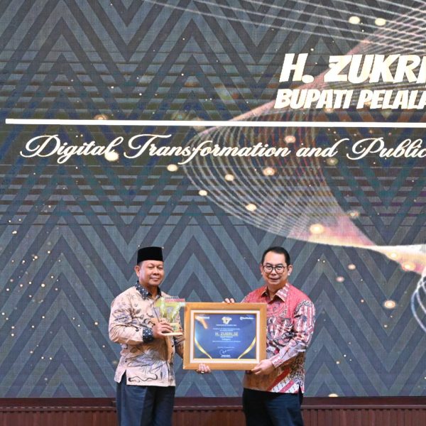 Bupati Pelalawan Terima Penghargaan Tribun Award 2024