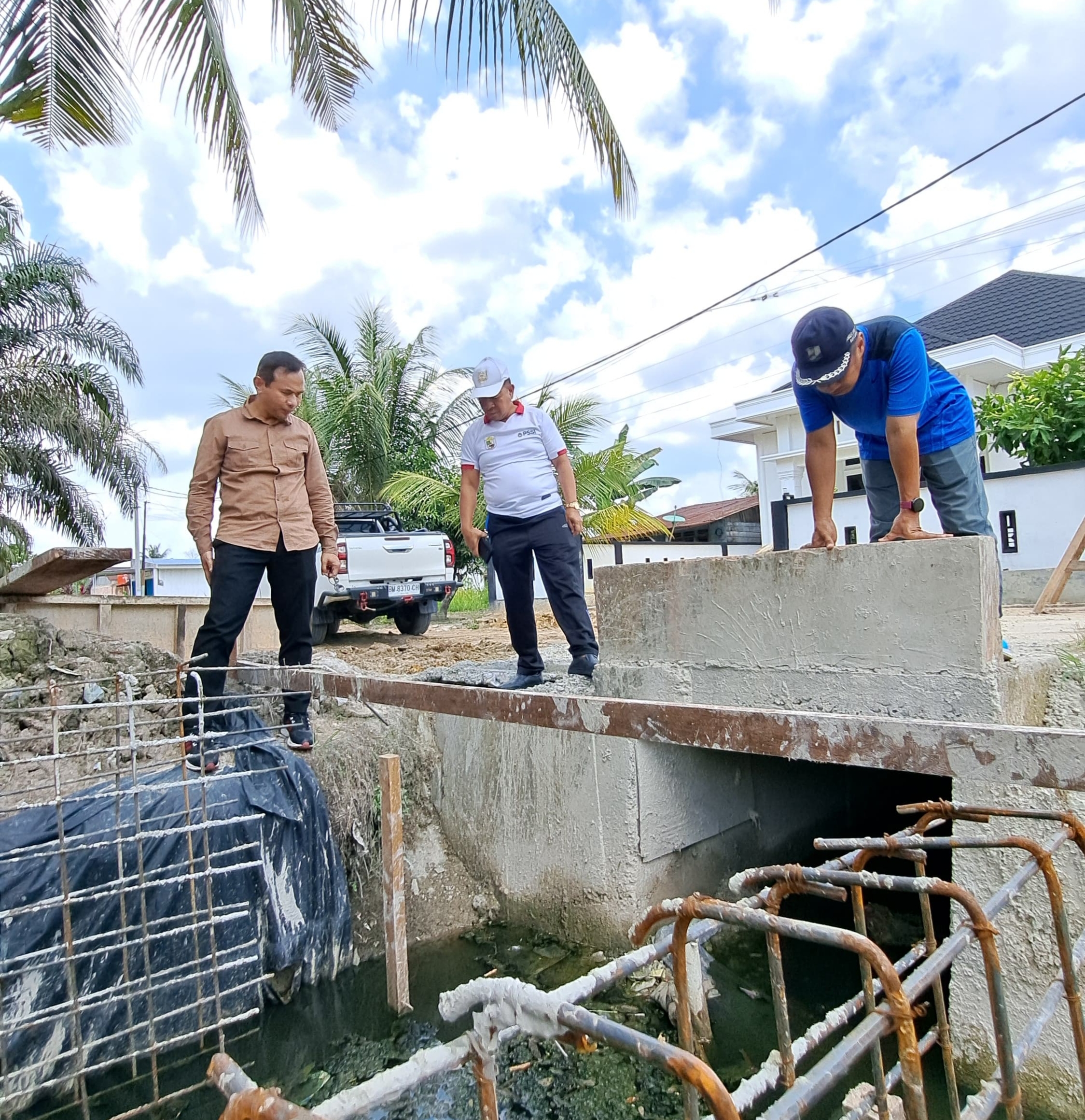 You are currently viewing Tinjau Pembangunan Drainase Di Kota Pangkalan Kerinci, Asisten II Himbau Masyarakat Untuk Tidak Buang Sampah Ke Selokan