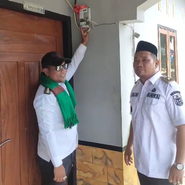 Resmikan Listrik PLN Dan Puskesdes Di Dusun IV Tapui Indah, Bupati Berharap Dapat Memberikan Banyak Manfaat Bagi Masyarakat