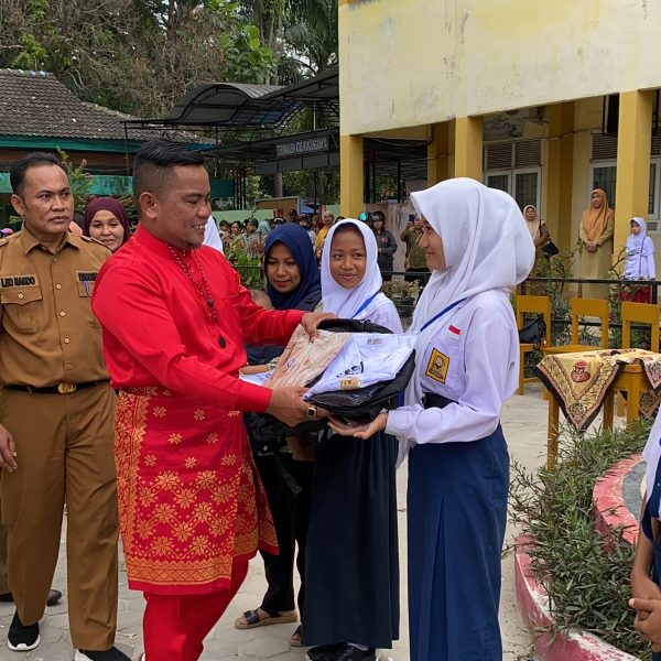 Bupati Zukri Serahkan Bantuan Seragam Sekolah Untuk Anak Yatim Dan Fakir Miskin Di SMPN 1 Pangkalan Kerinci