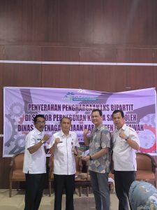 Read more about the article Pemkab Pelalawan Serahkan Penghargaan LKS Bipartit Award Tahun 2024