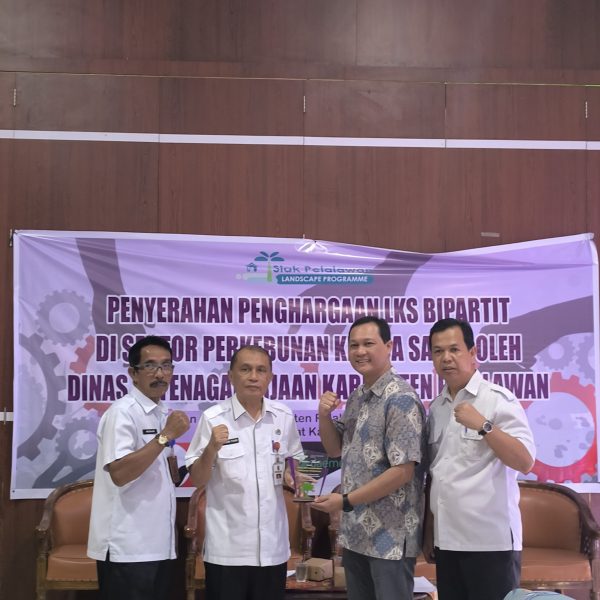 Pemkab Pelalawan Serahkan Penghargaan LKS Bipartit Award Tahun 2024