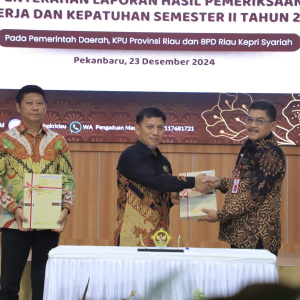 Sekda Pelalawan Terima LHP Kinerja Atas Hasil Pengelolaan APBD Dalam Rangka Mendukung Pembangunan Nasional Tahun Anggaran 2023 s.d Semester I 2024