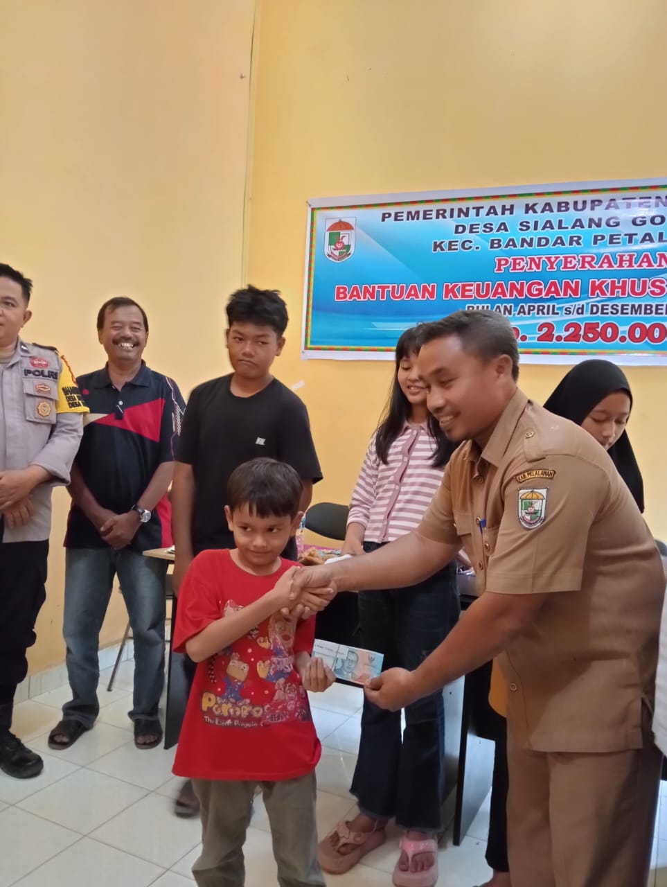 Read more about the article Pemerintah Desa Sialang Godang Salurkan Bantuan Keuangan Khusus Kepada 26 Orang Anak Yatim