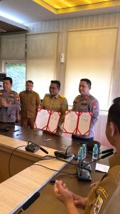Read more about the article Bupati Zukri Bersama Polres Pelalawan Laksanakan Penandatanganan MoU Kegiatan Pembinaan Dan Pelatihan Siswa Berprestasi TA 2025