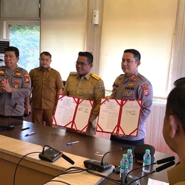 Bupati Zukri Bersama Polres Pelalawan Laksanakan Penandatanganan MoU Kegiatan Pembinaan Dan Pelatihan Siswa Berprestasi TA 2025