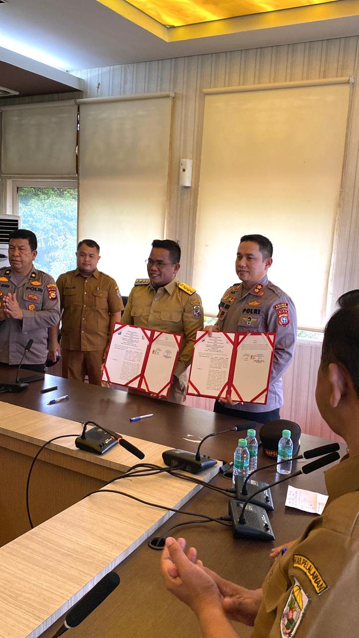 Read more about the article Bupati Zukri Bersama Polres Pelalawan Laksanakan Penandatanganan MoU Kegiatan Pembinaan Dan Pelatihan Siswa Berprestasi TA 2025