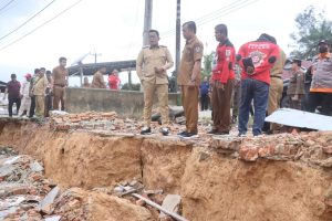 Read more about the article Bupati Zukri Meninjau Lokasi Longsor Di Desa Delik