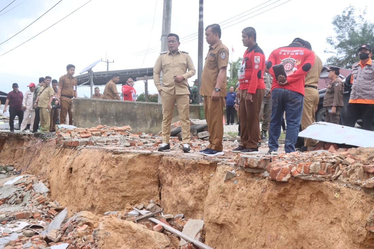 You are currently viewing Bupati Zukri Meninjau Lokasi Longsor Di Desa Delik