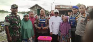 Read more about the article Bupati Zukri Dampingi Wakapolda Riau Tinjau Banjir Di Pelalawan